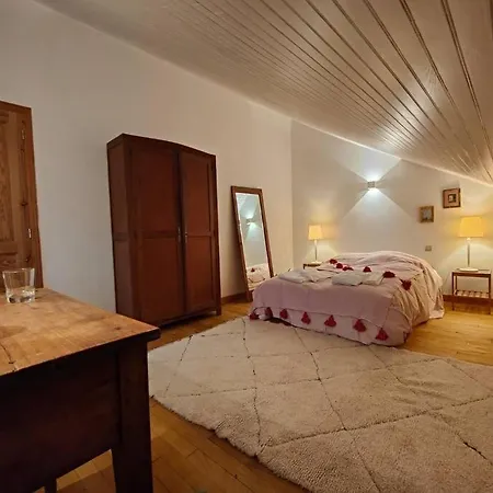 La Maison Aux Volets Blancs بيت للعطل *
